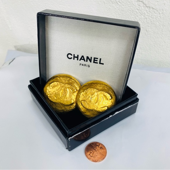 1993 Vintage Chanel CC LOGO Hammered Gold Plated Clip on Earrings - Picture 2 of 16